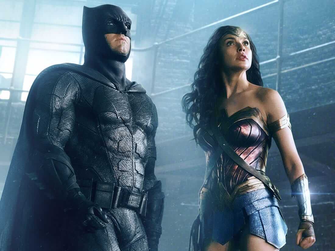 Batman (Ben Affleck) dan Wonder Woman (Gal Gadot) berdampingan melihat musuh